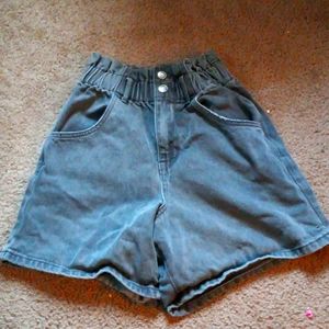 These are vervet shorts only worn once black size is 4